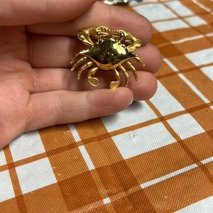 Crab pin